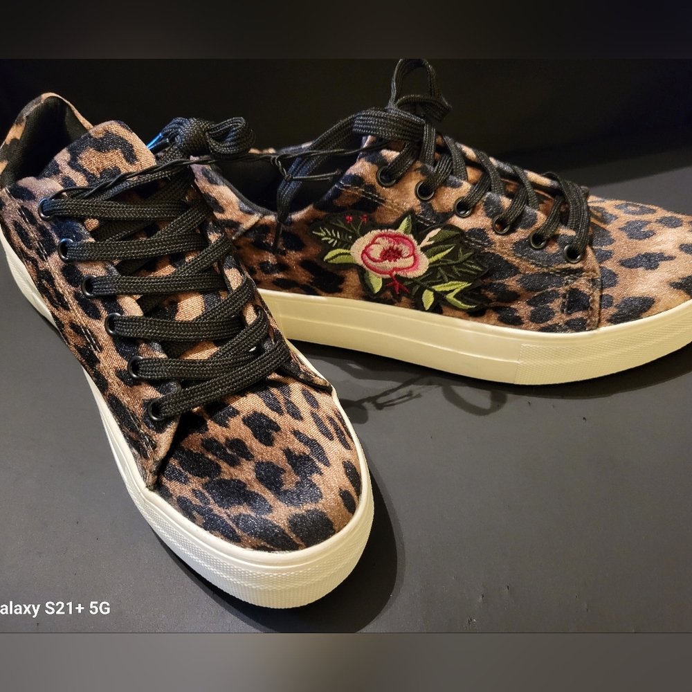 SALE! NWOT MADDEN GIRL FASHION SNEAKERS SZ 7 - Picture 2 of 9